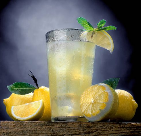 7 LÝ DO BẠN NÊN UỐNG NƯỚC CHANH MỖI NGÀY